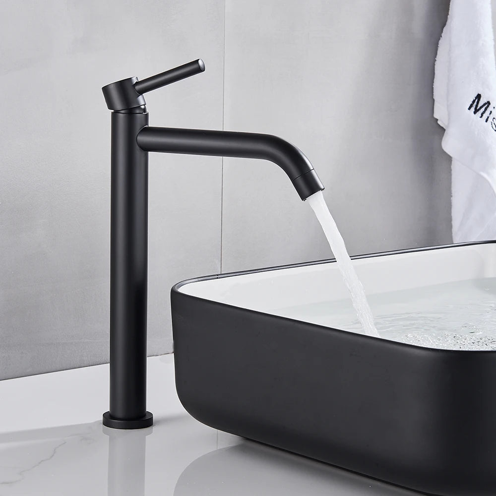Grifo mezclador negro para lavabo con agua caliente y fría