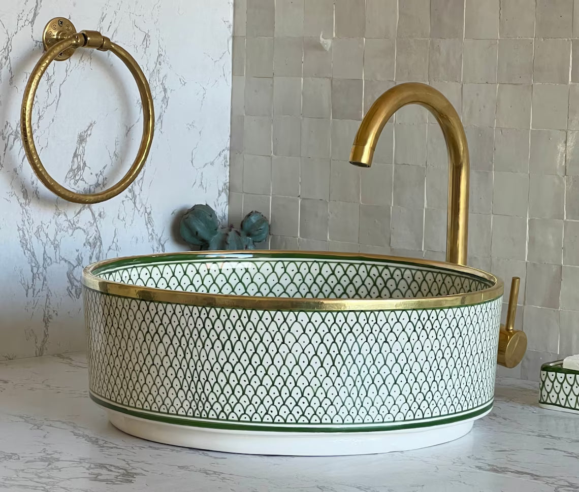 Antieke gootsteen met messing randrand, gootsteen, gootsteenkom, keramisch bekken, handwasbak