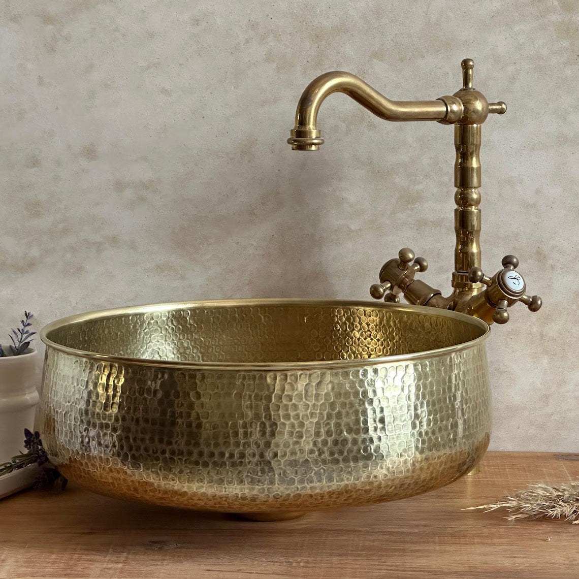 Op maat gemaakte wastafel van verouderde messing voor de badkamer