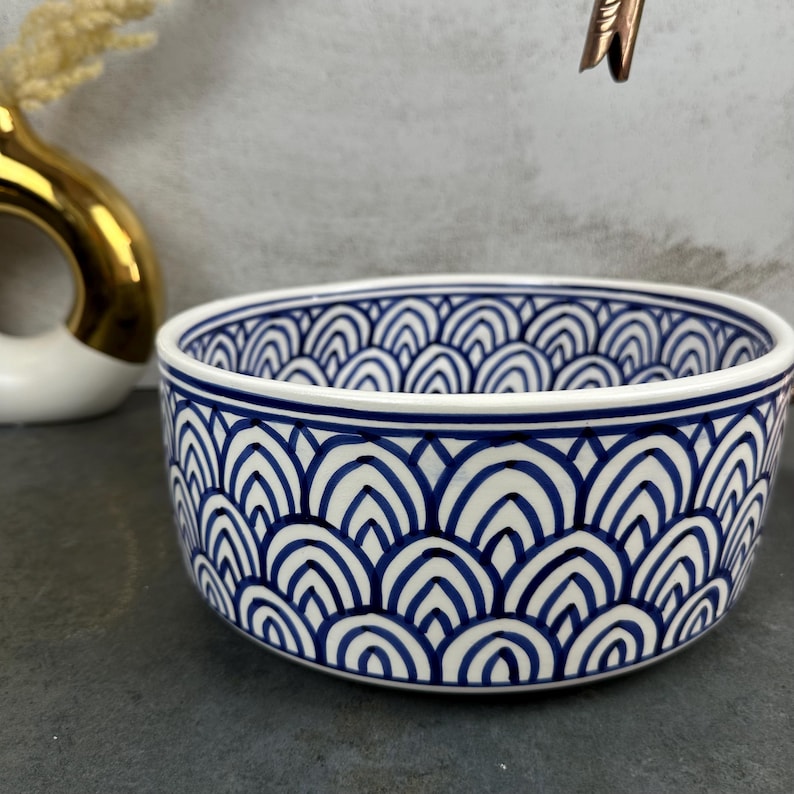 Lavabo de porcelana Qawss natural hecho a medida: lavabo de baño artesanal contemporáneo
