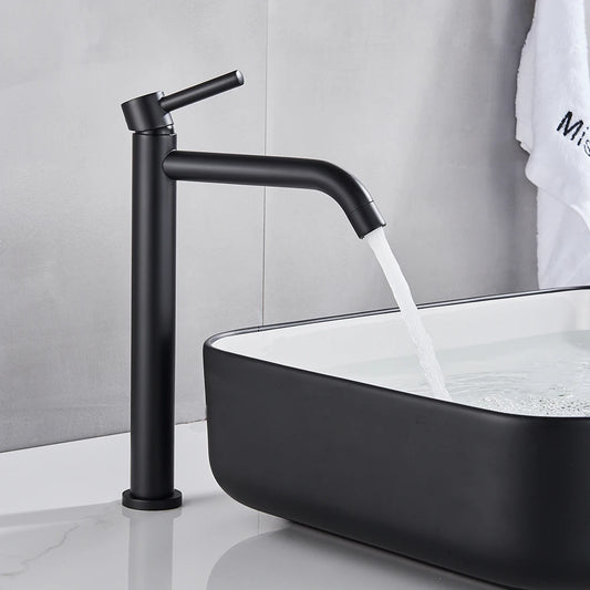 Zwarte mengkraan voor warm en koud water