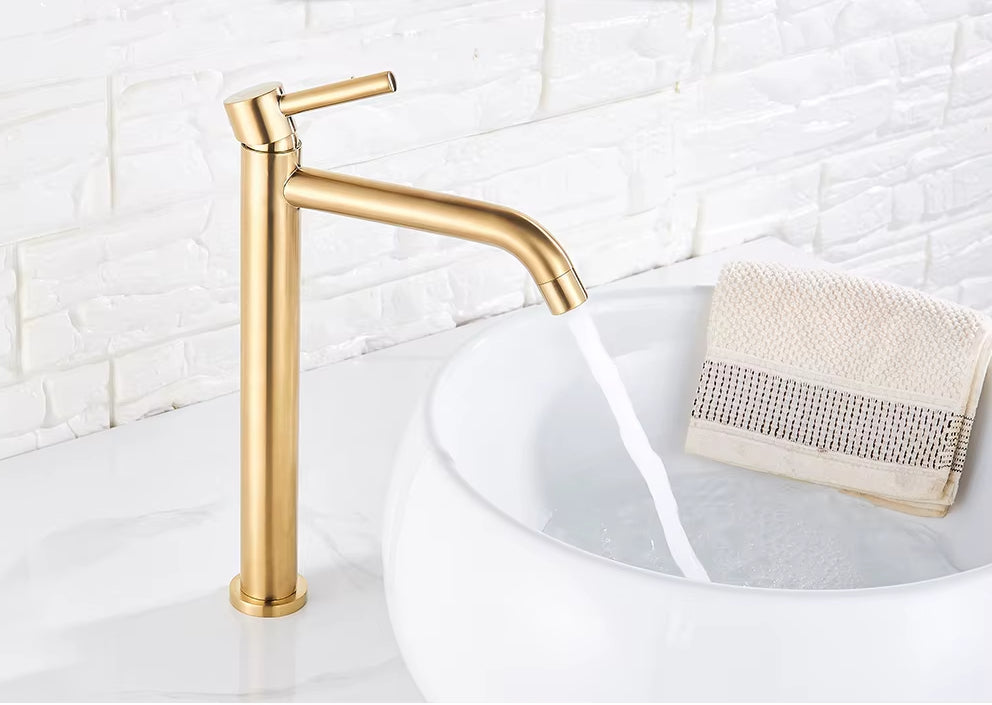 Zwarte mengkraan voor warm en koud water