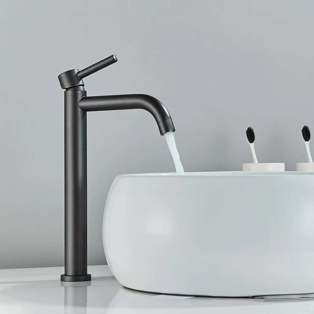Zwarte mengkraan voor warm en koud water 