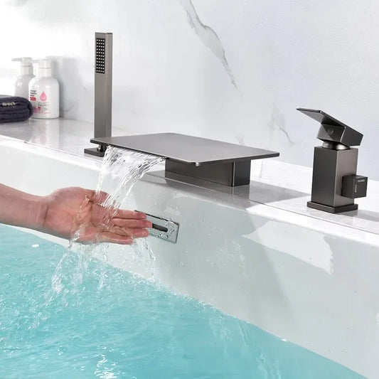 Elegante waterval badkraan 