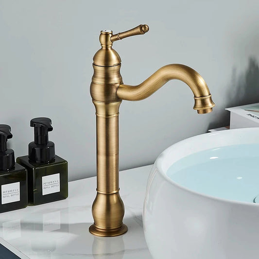 Antieke messing wastafelkraan badkamer