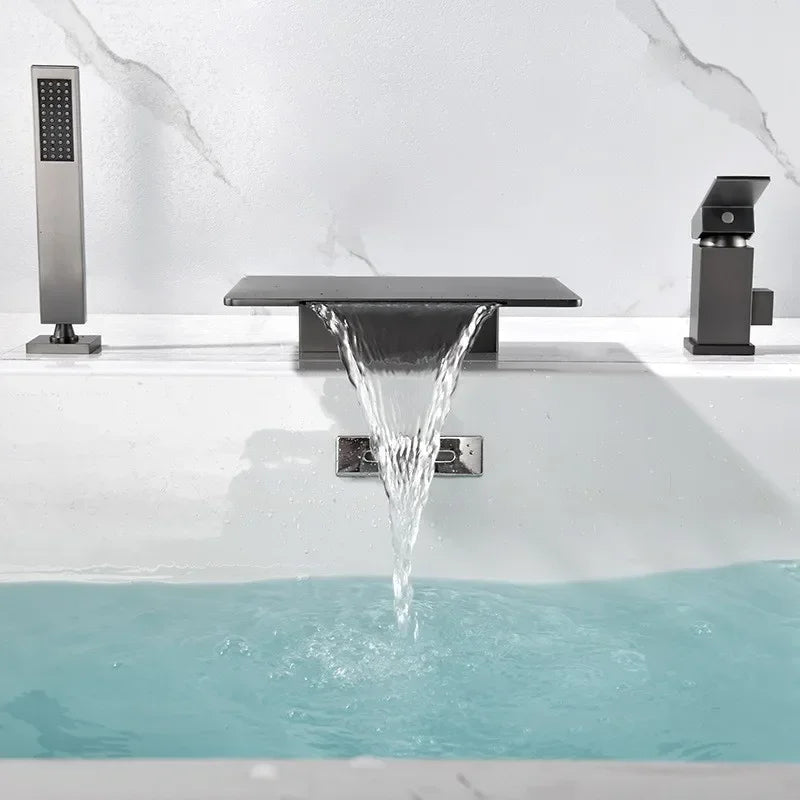 Elegante waterval badkraan 