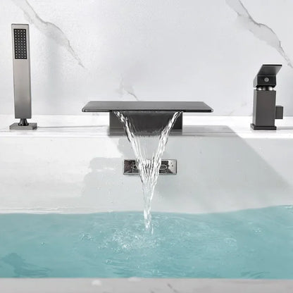 Elegante waterval badkraan 