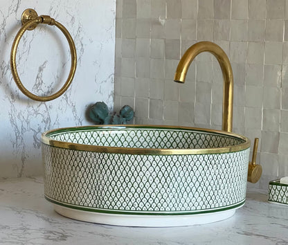 Antieke gootsteen met messing randrand, gootsteen, gootsteenkom, keramisch bekken, handwasbak