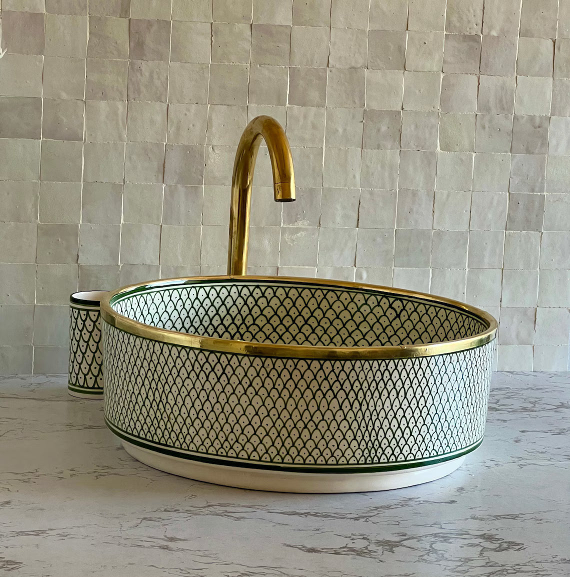 Antieke gootsteen met messing randrand, gootsteen, gootsteenkom, keramisch bekken, handwasbak