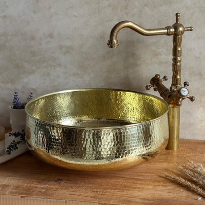 Op maat gemaakte wastafel van verouderde messing voor de badkamer