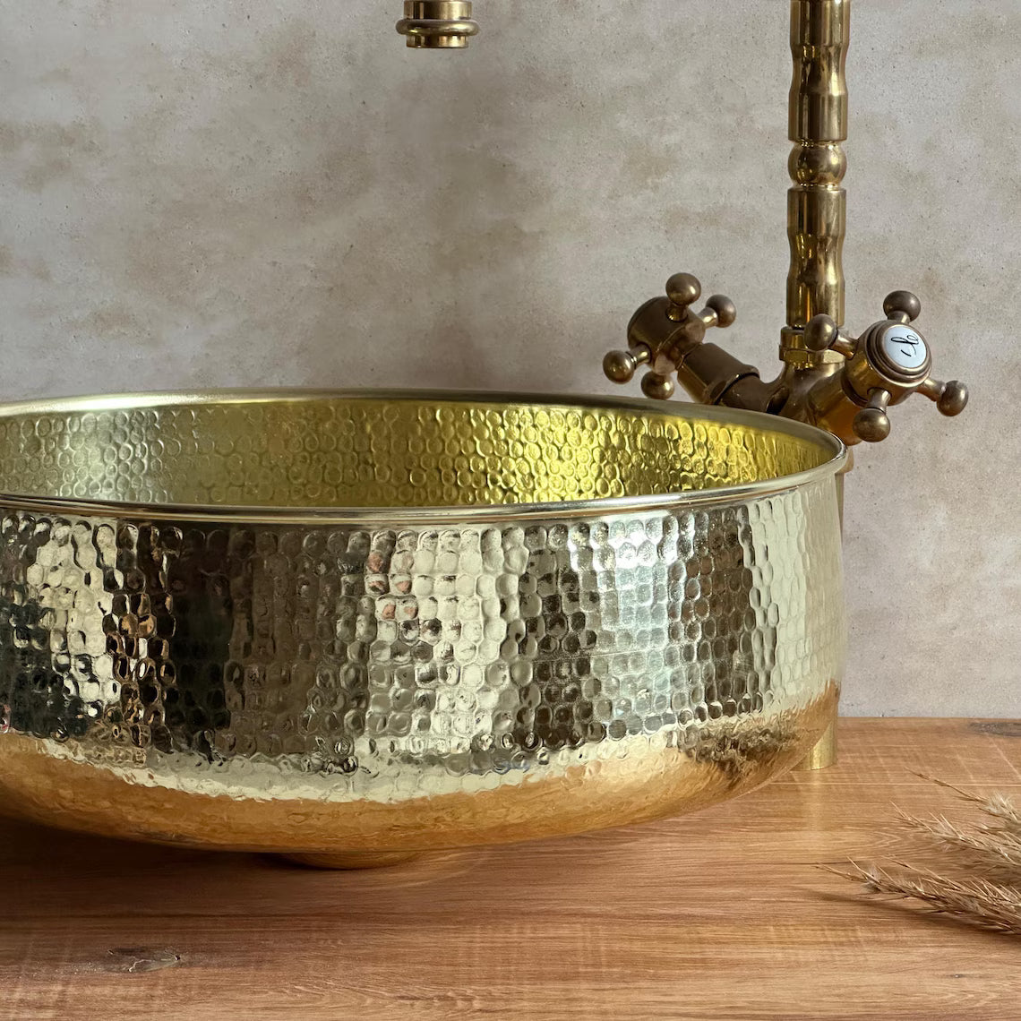 Op maat gemaakte wastafel van verouderde messing voor de badkamer