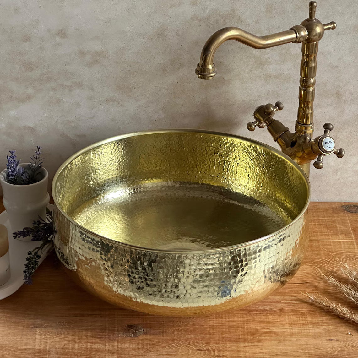 Op maat gemaakte wastafel van verouderde messing voor de badkamer