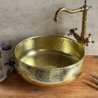 Op maat gemaakte wastafel van verouderde messing voor de badkamer