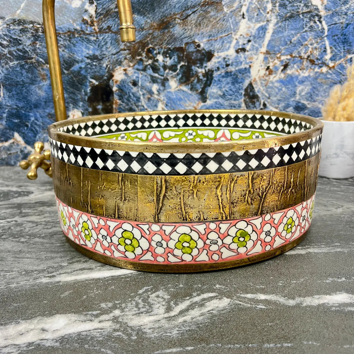 Dahlia - Ronde moderne badkamerwastafel versierd met messing als middelpunt