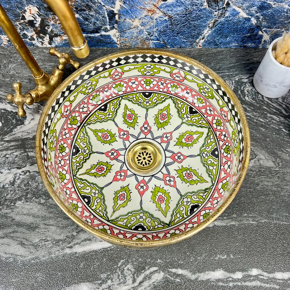 Dahlia - Ronde moderne badkamerwastafel versierd met messing als middelpunt