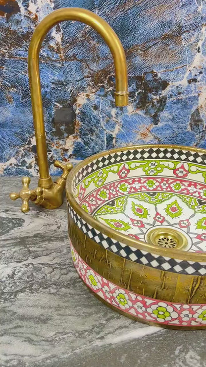 Dahlia - Ronde moderne badkamerwastafel versierd met messing als middelpunt